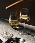 Metro-Wines-valkoviini-lasit-lähikuva-1080x1350